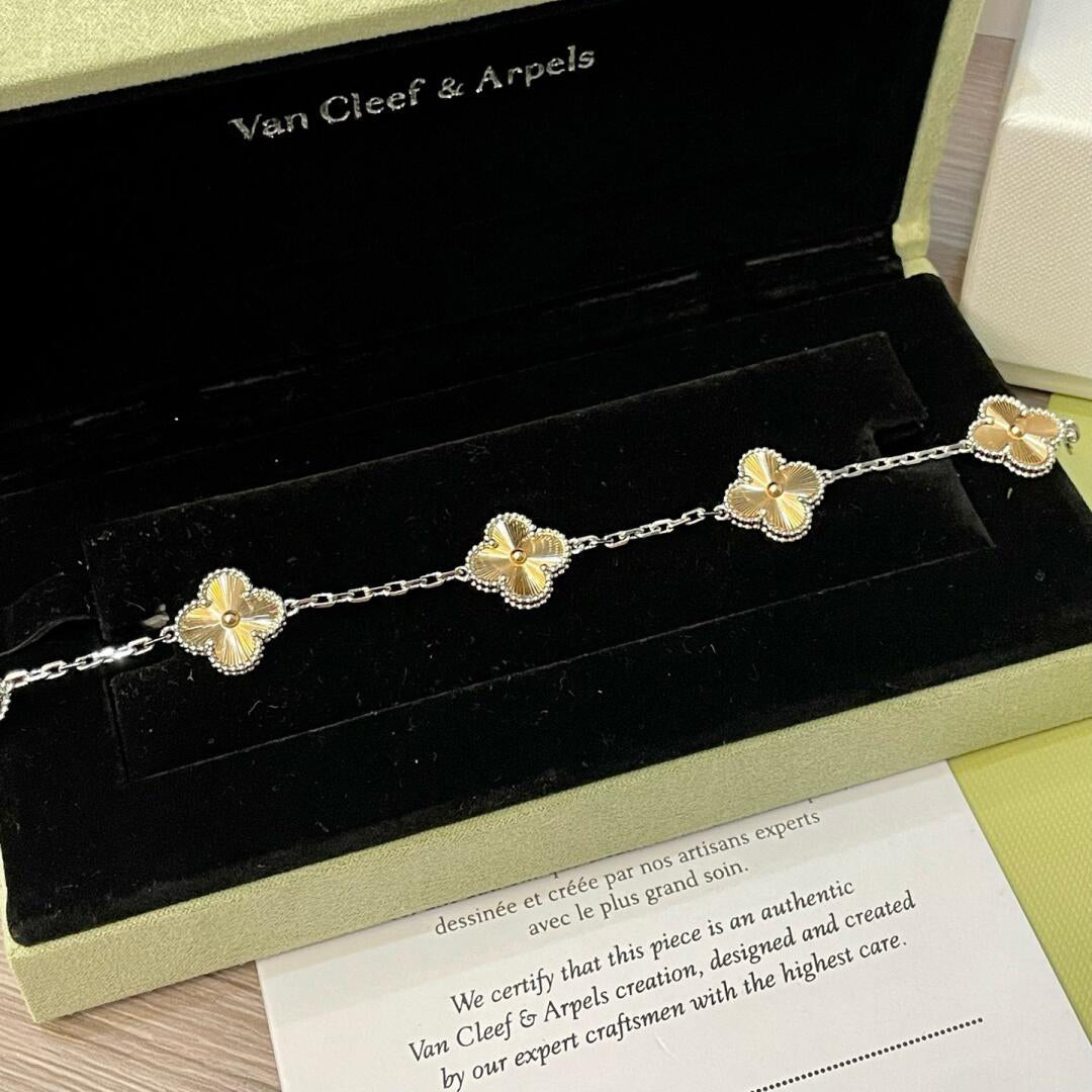 [Vicky]CLOVER  5 MOTIFS  CHRISTMAS LIMITED EDITION BRACELET