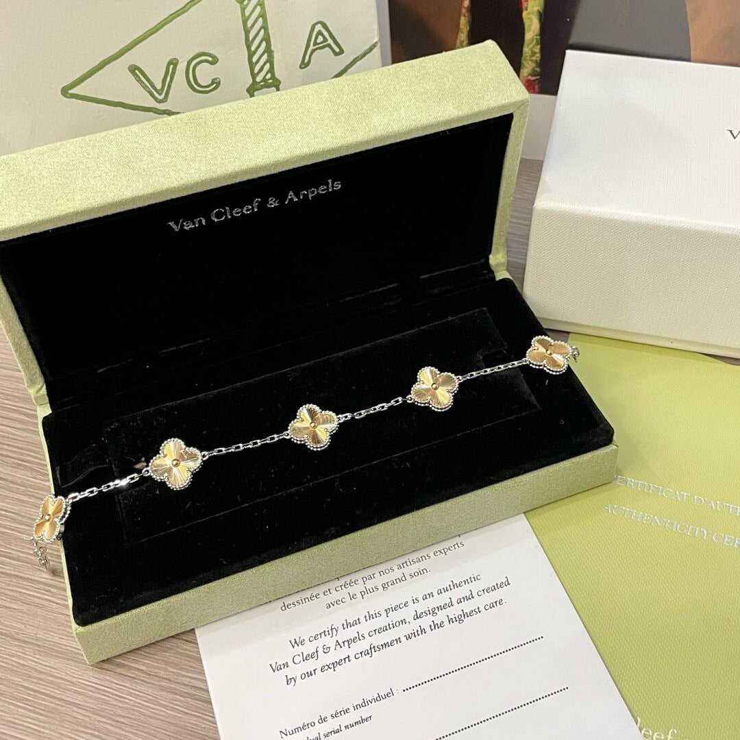 [Vicky]CLOVER  5 MOTIFS  CHRISTMAS LIMITED EDITION BRACELET