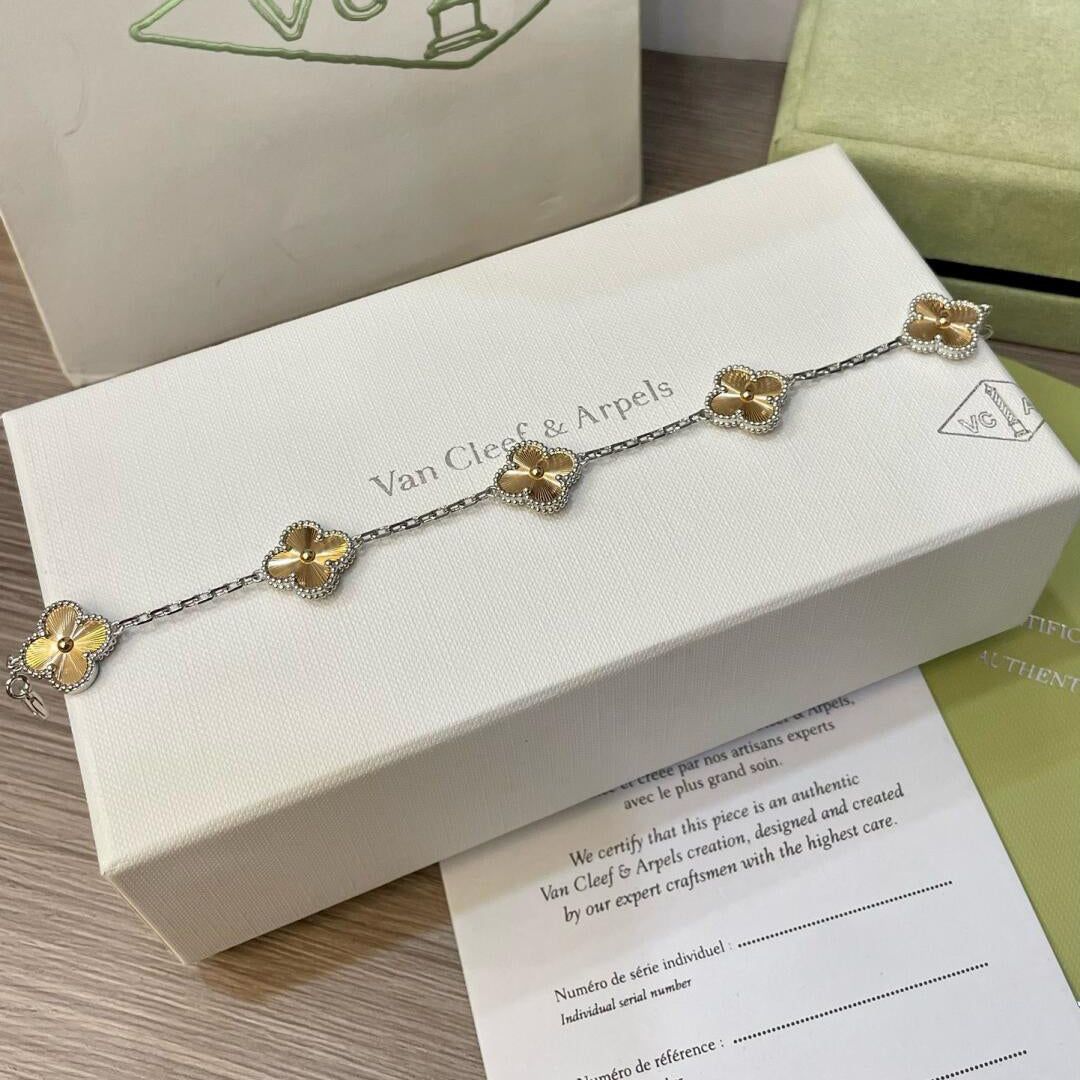 [Vicky]CLOVER  5 MOTIFS  CHRISTMAS LIMITED EDITION BRACELET