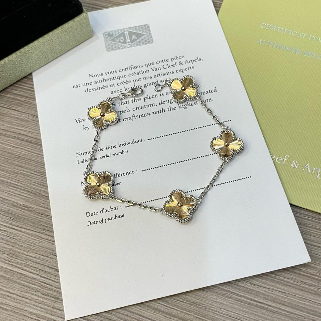 [Vicky]CLOVER  5 MOTIFS  CHRISTMAS LIMITED EDITION BRACELET